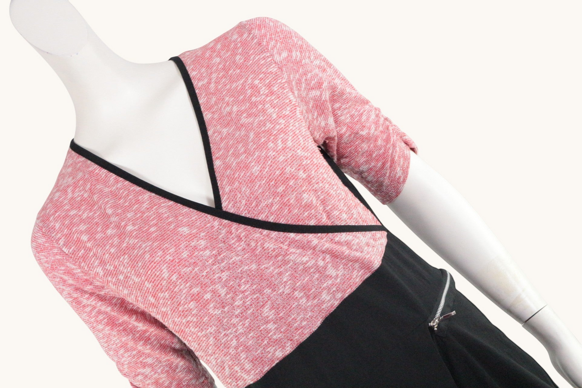 Robe Frippindealz Double Jeu bicolore rose et noire avec encolure cache-cœur et manches trois-quarts