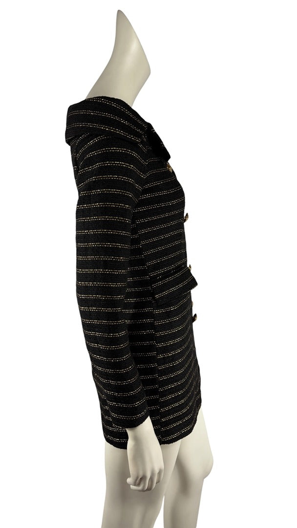 Robe blazer Frippindealz noire en tweed avec rayures dorées, double boutonnage et épaules dénudées, vue de profil