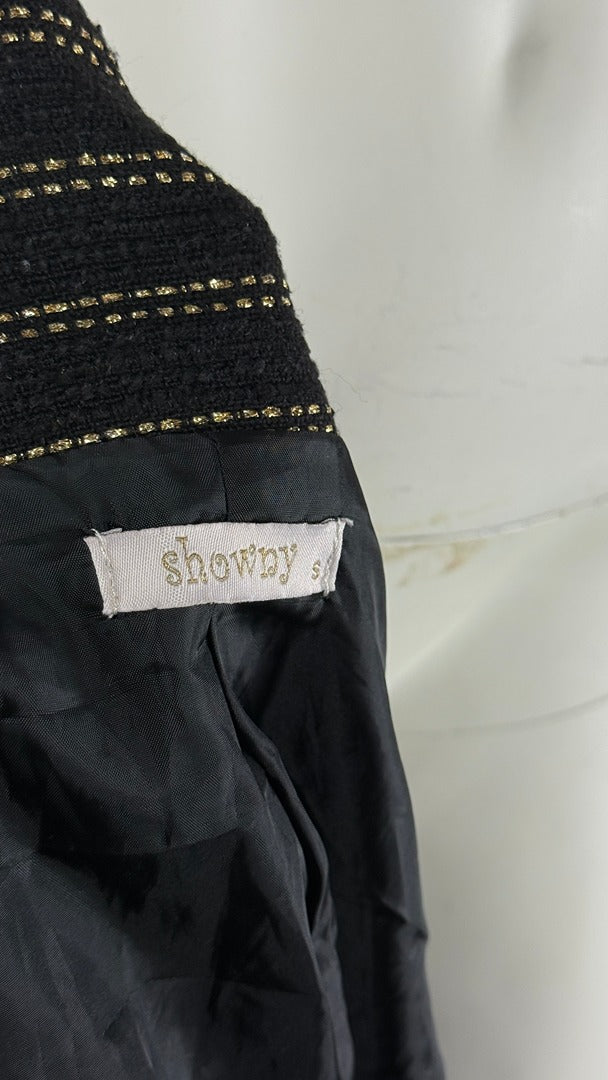 Étiquette de la marque Showny sur une robe blazer Frippindealz noire en tweed avec des détails dorés