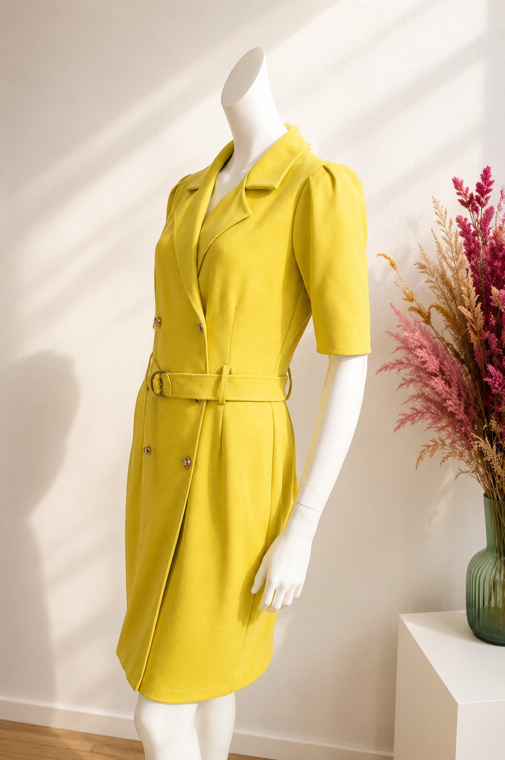 Robe blazer droite vert vif en polyester, manches mi-longues, double boutonnage et ceinture à boucle, par Frippindealz.