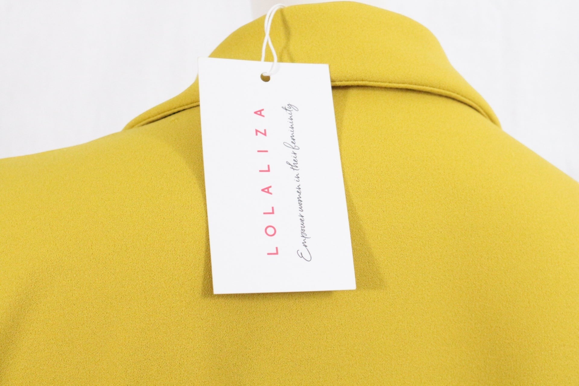Robe blazer droite vert moutarde en polyester, taille S, par Frippindealz. Manches mi-longues et ceinture.