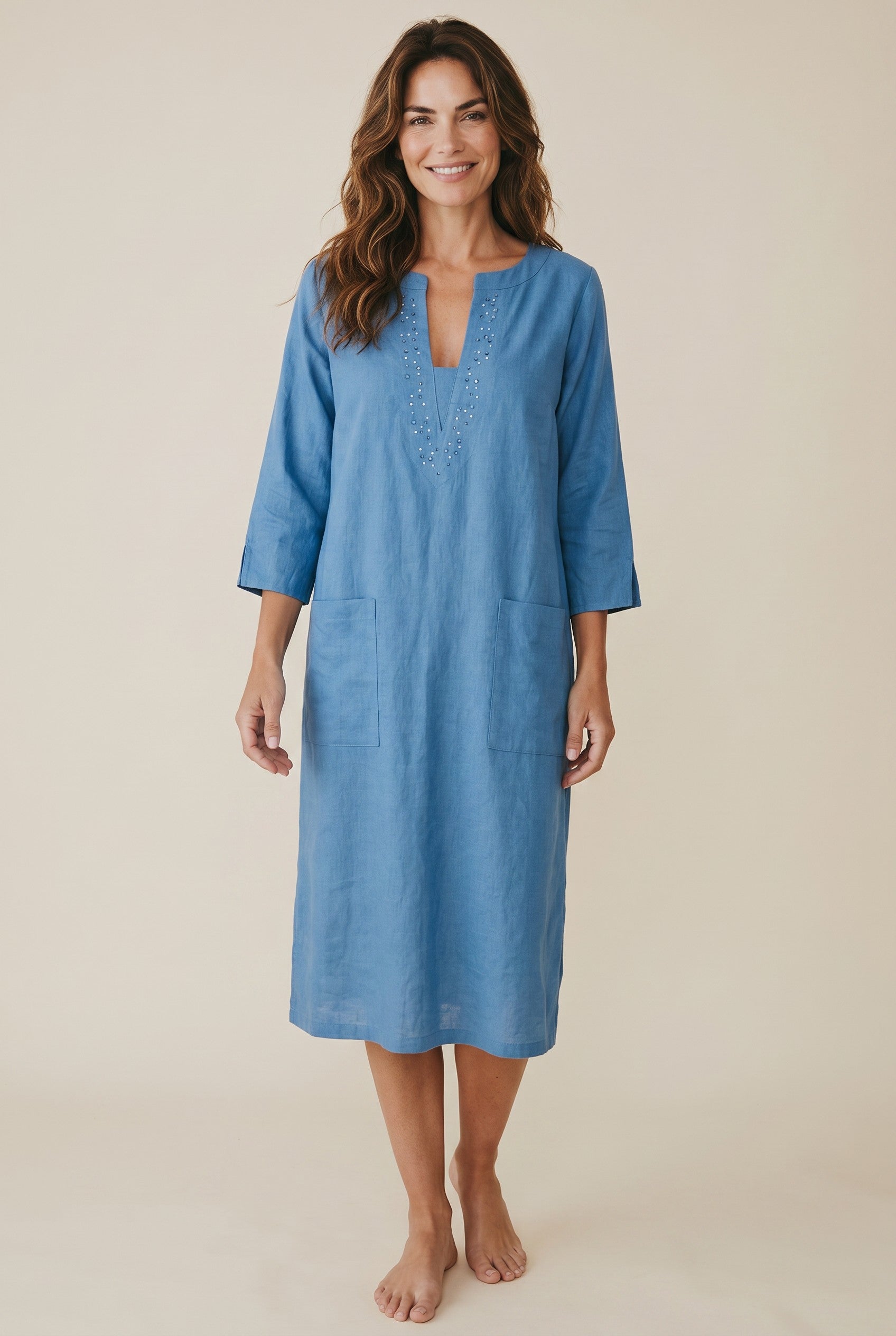 Robe longue bleue en lin et coton, col V orné de perles, manches 3/4, poches avant. Frippindealz