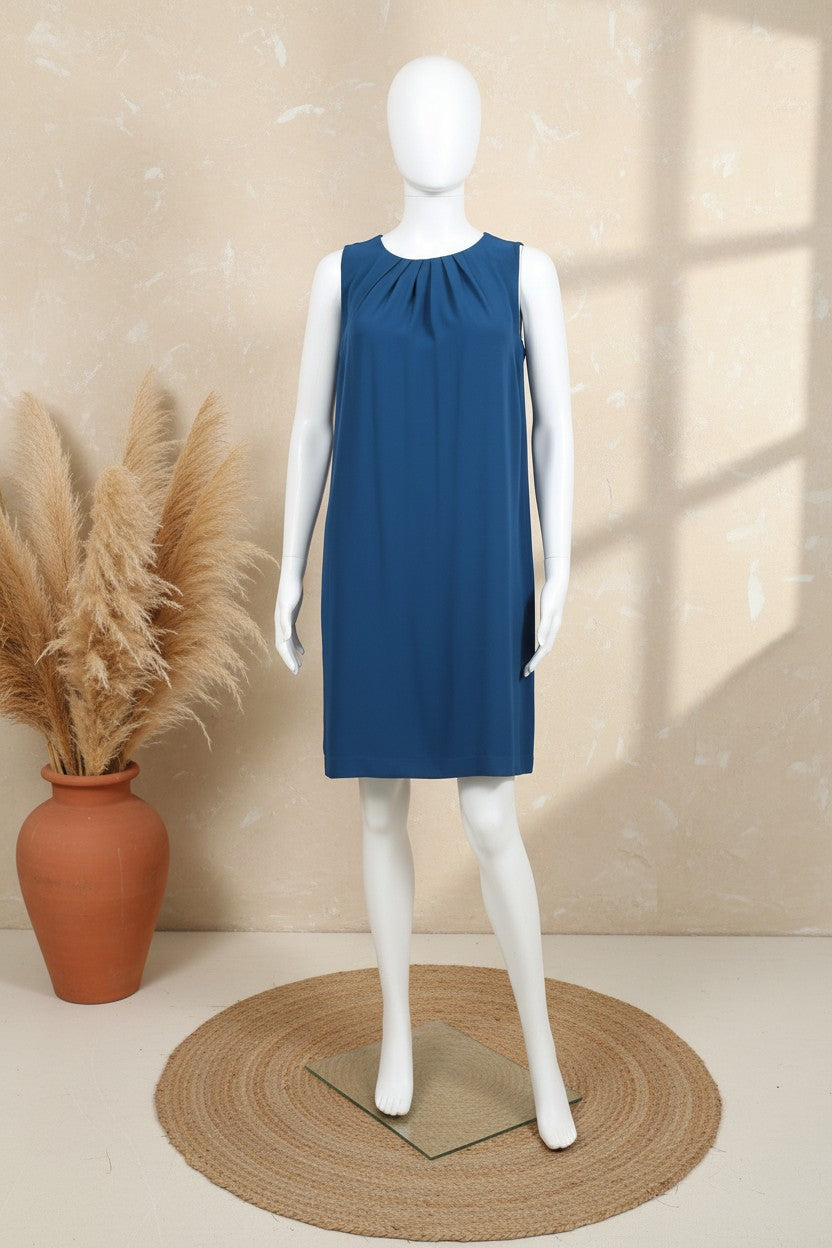Robe casual Frippindealz H&M bleue sans manches en polyester avec col rond plissé sur mannequin