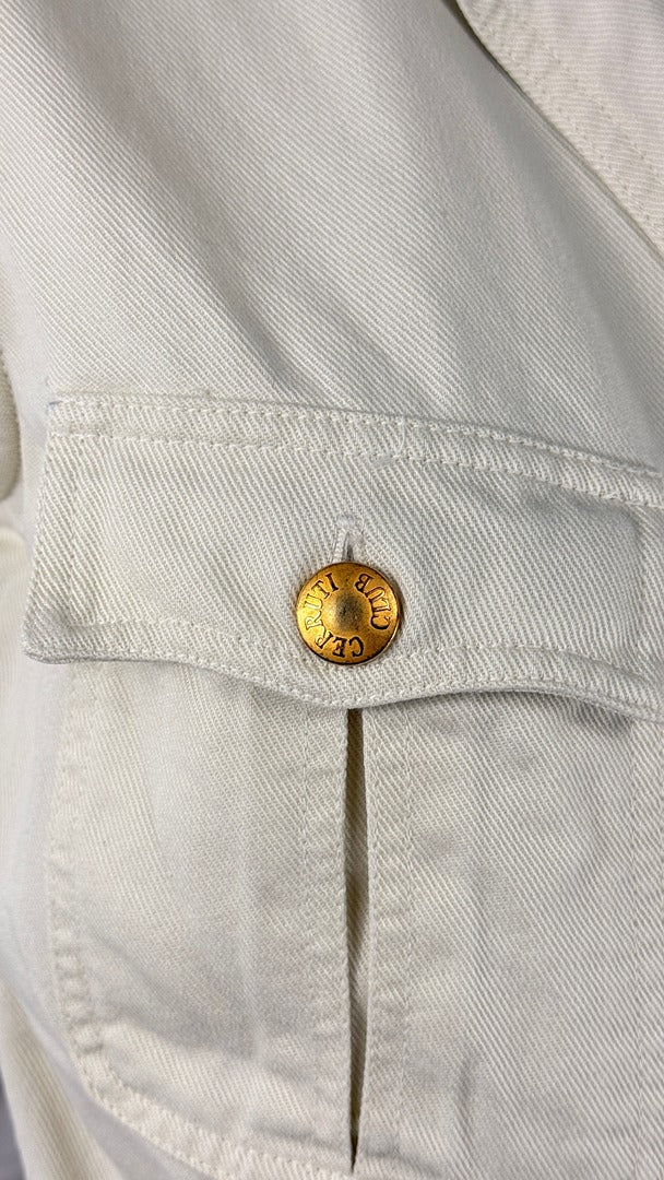 Détail de la poche à rabat sur robe chemise Frippindealz Cerruti Club crème en tencel avec bouton doré gravé