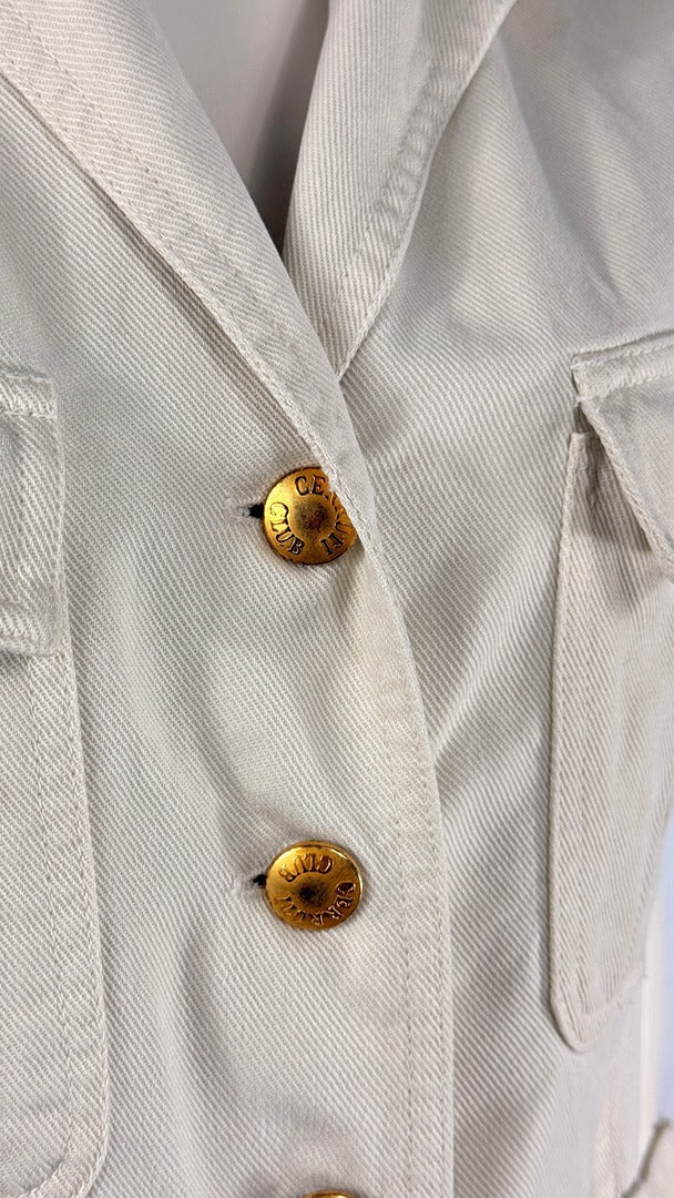 Gros plan sur les boutons dorés gravés de la robe chemise crème Frippindealz en tencel avec poches poitrine
