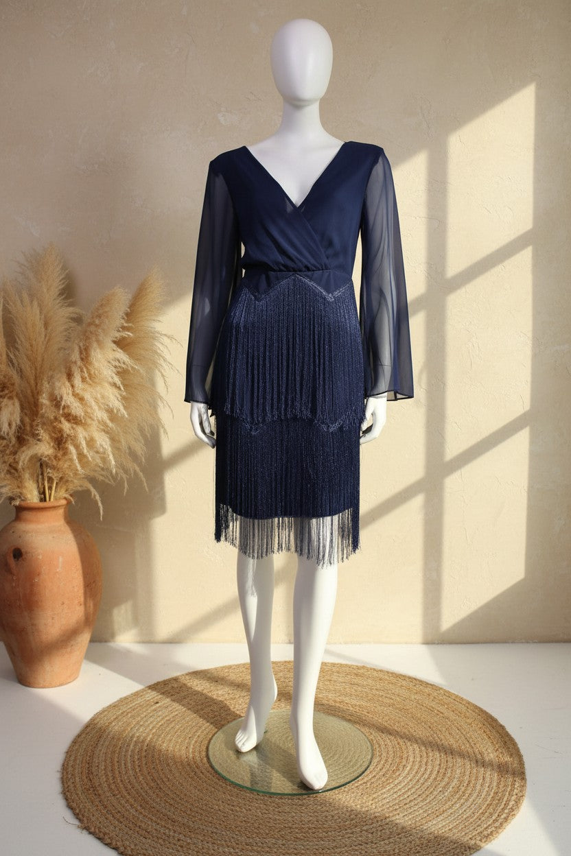Robe cocktail Frippindealz Betzzia bleu marine à franges et manches longues fluides sur mannequin