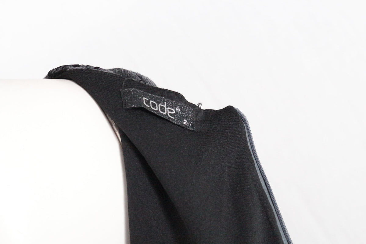 Etiquette de marque Code sur une robe ajustée noire et grise Frippindealz en polyester