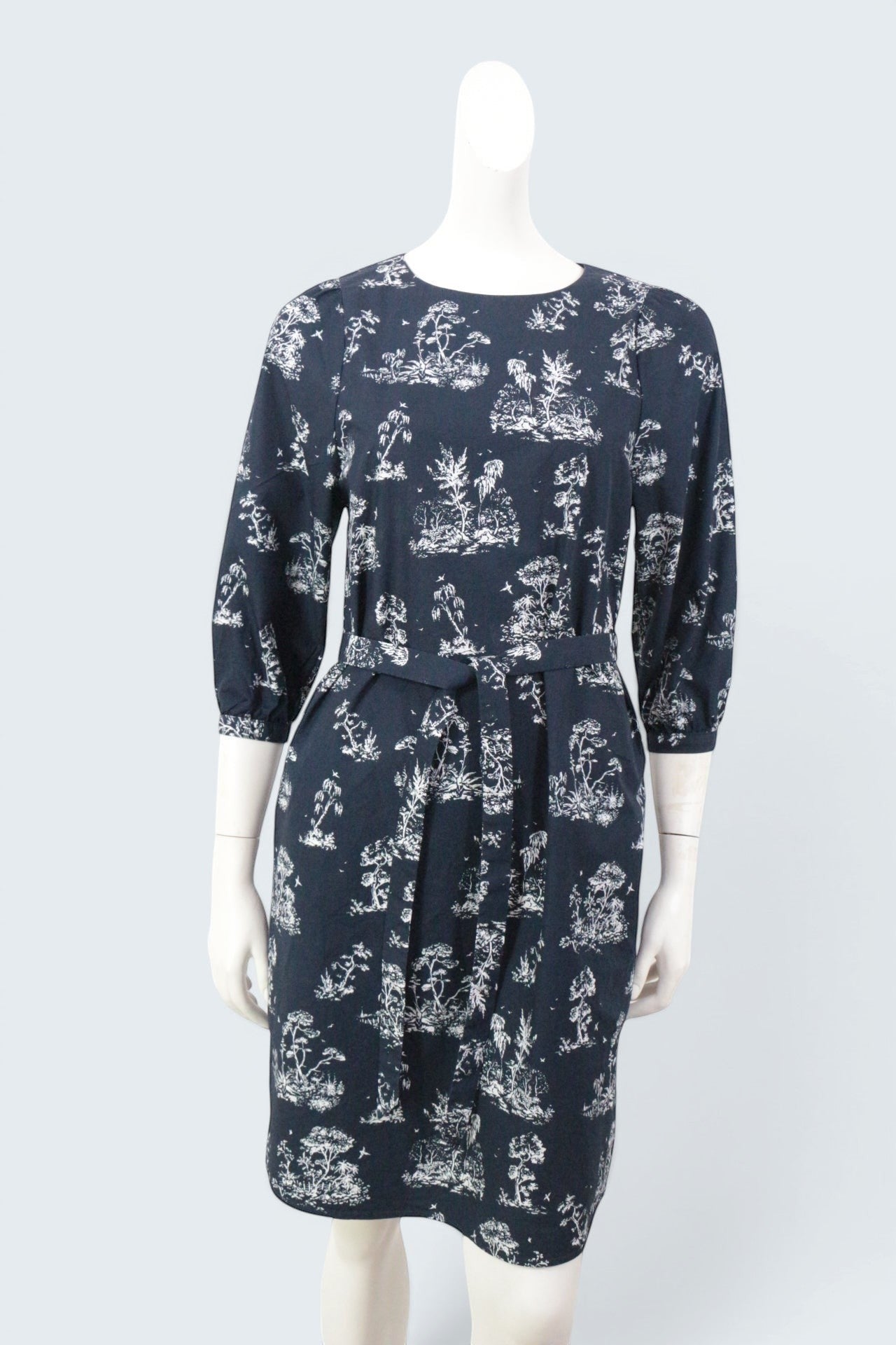 Robe Cyrillus en coton bleu marine et blanc, motif toile de Jouy, manches 3/4, ceinture à la taille. Frippindealz