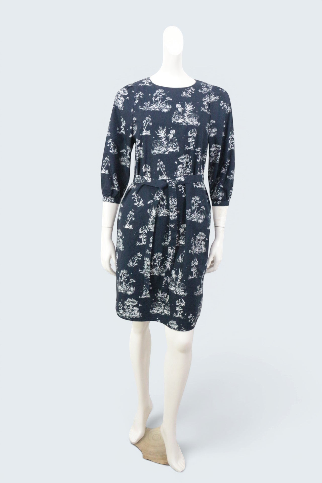 Frippindealz Robe en coton bleu marine et blanc, motif toile de Jouy, ceinture à la taille, manches 3/4