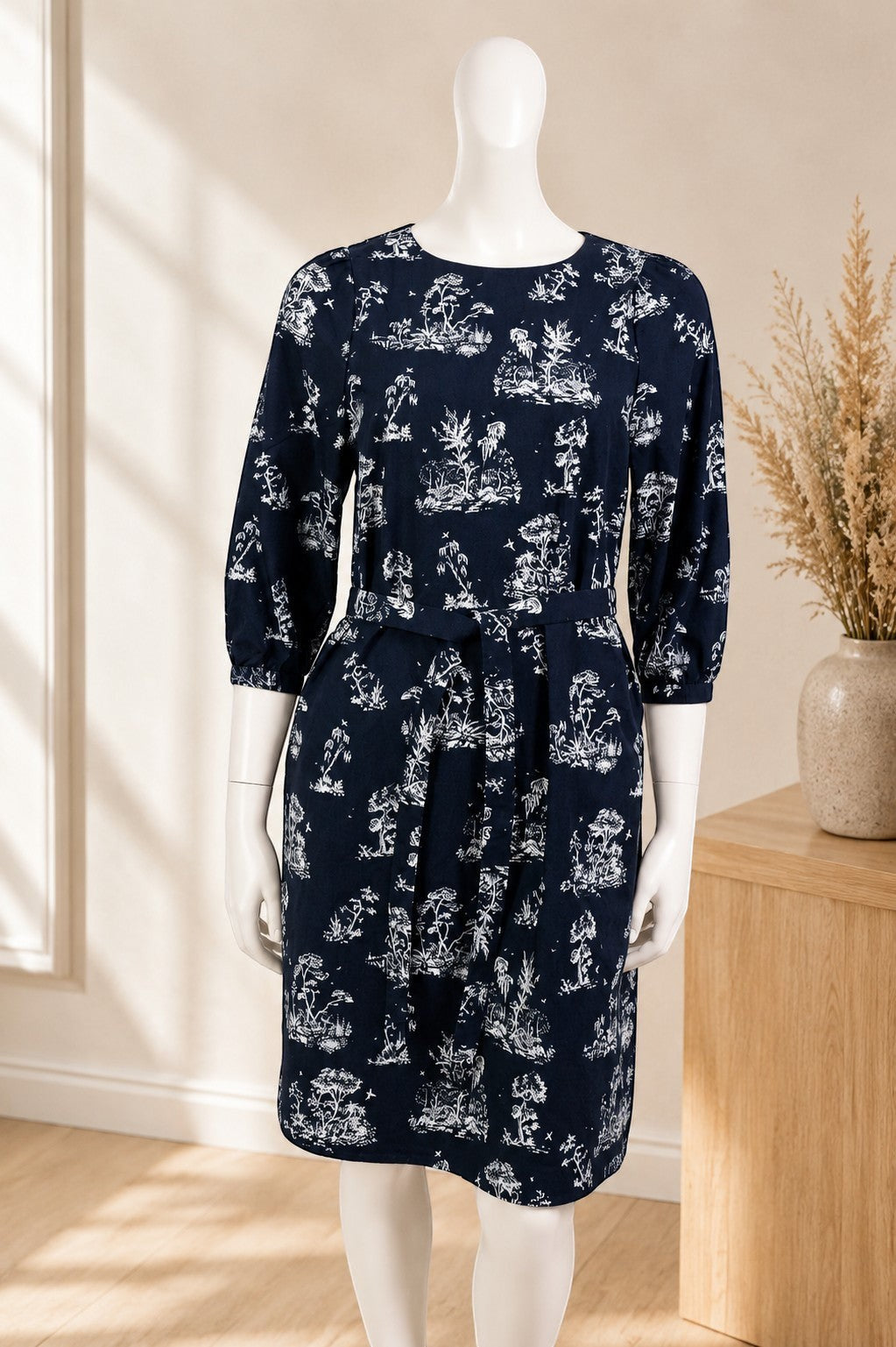 Robe Cyrillus en coton bleu marine avec motif toile de Jouy blanc, ceinture à la taille, manches 3/4.