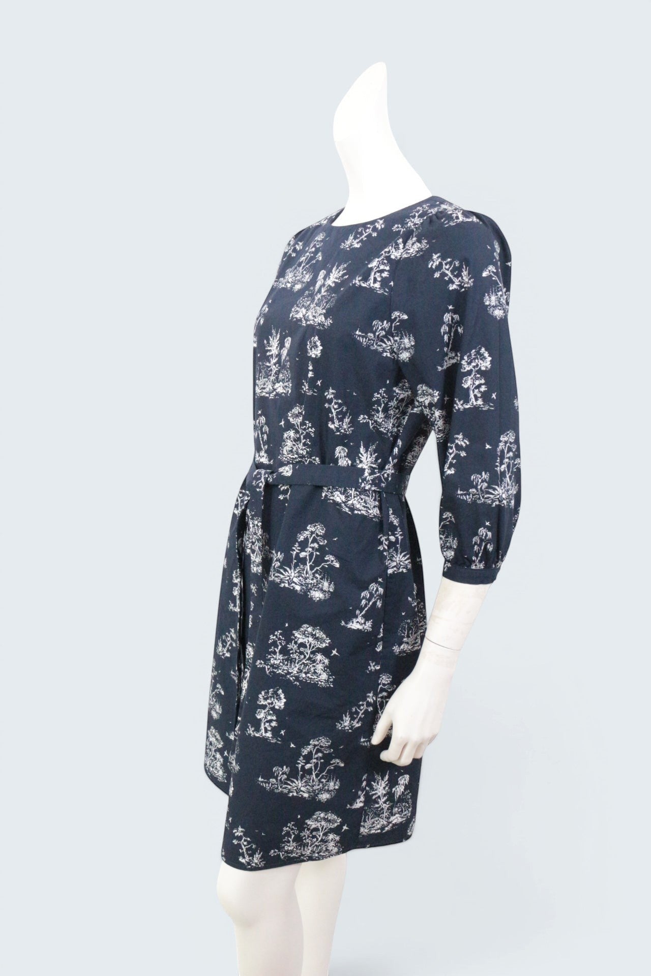 Frippindealz Robe en coton bleu marine avec motif toile de Jouy, ceinture à la taille, manches 3/4.