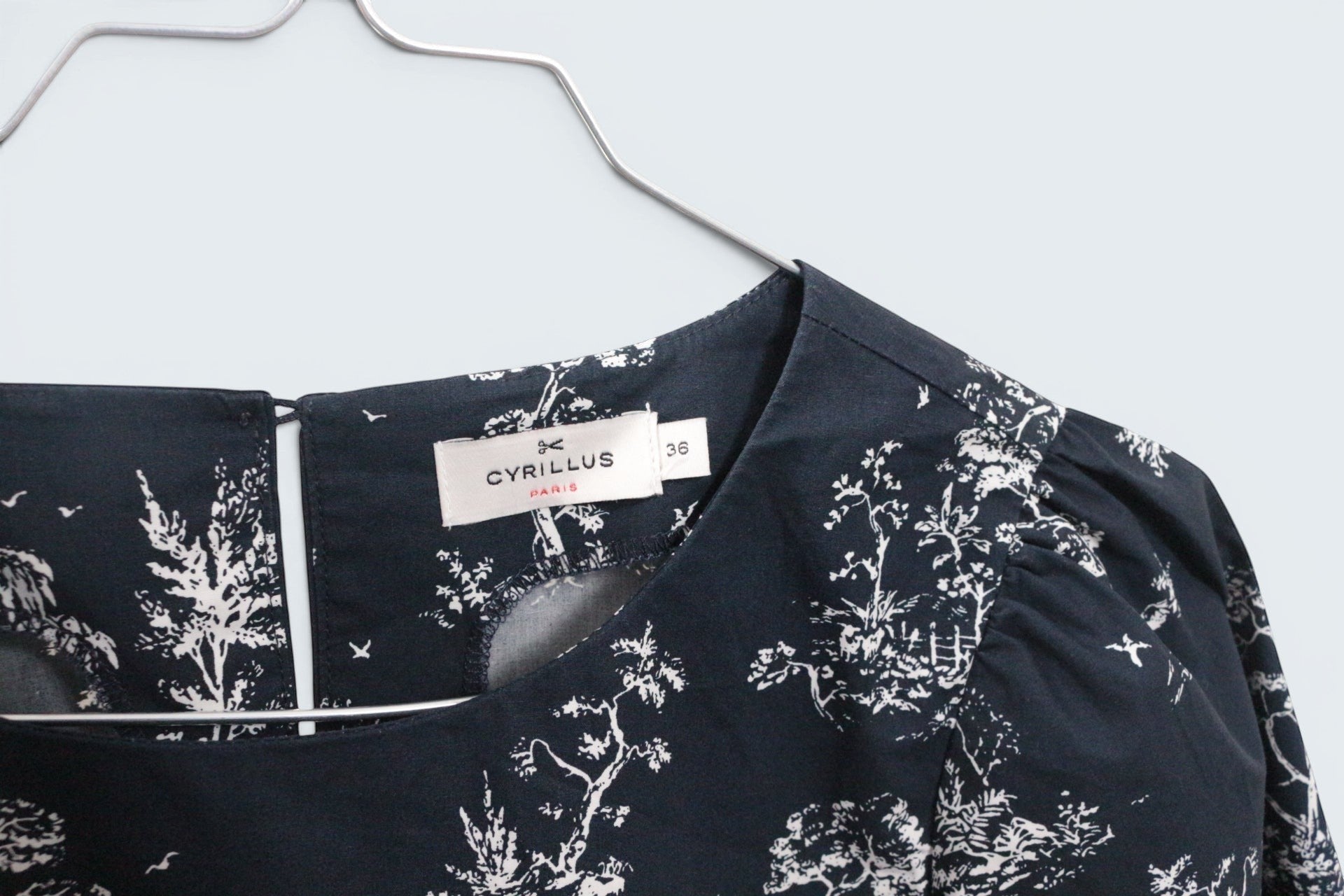 Robe Cyrillus en coton bleu marine et blanc, motif toile de Jouy, avec ceinture à la taille. Parfait pour un look chic.