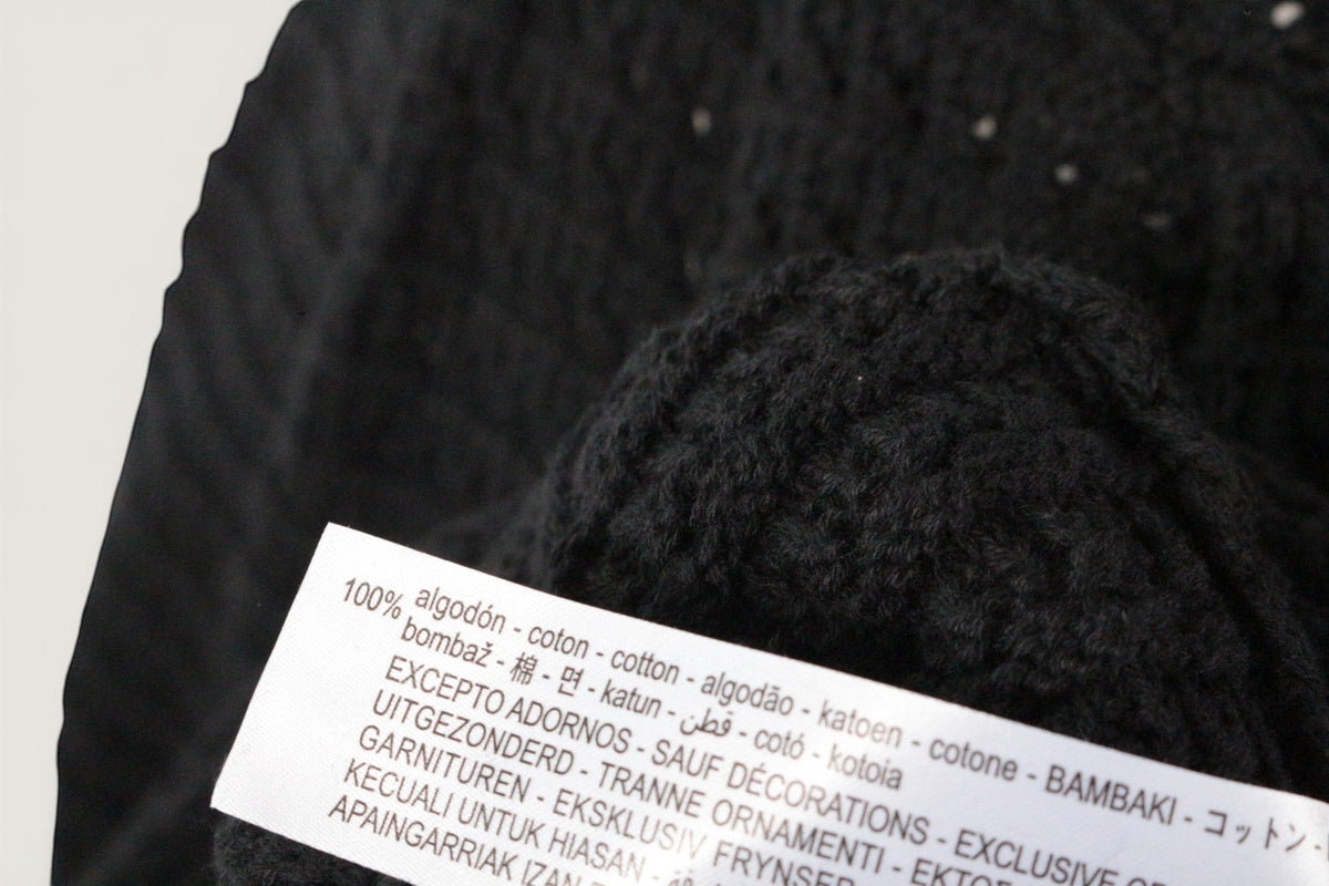 Etiquette de composition 100% coton sur robe noire Frippindealz avec détails en crochet