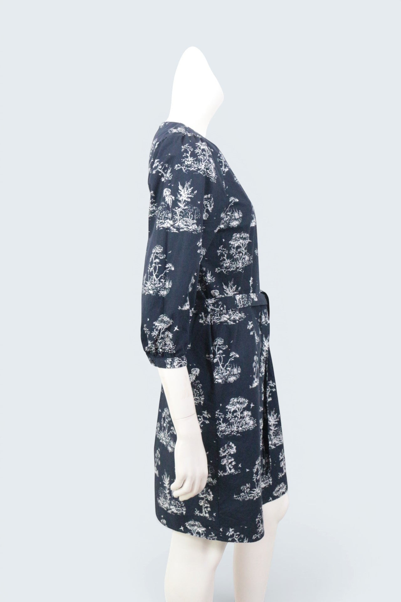 Frippindealz Robe courte en coton bleu marine avec motif toile de Jouy et ceinture à la taille.