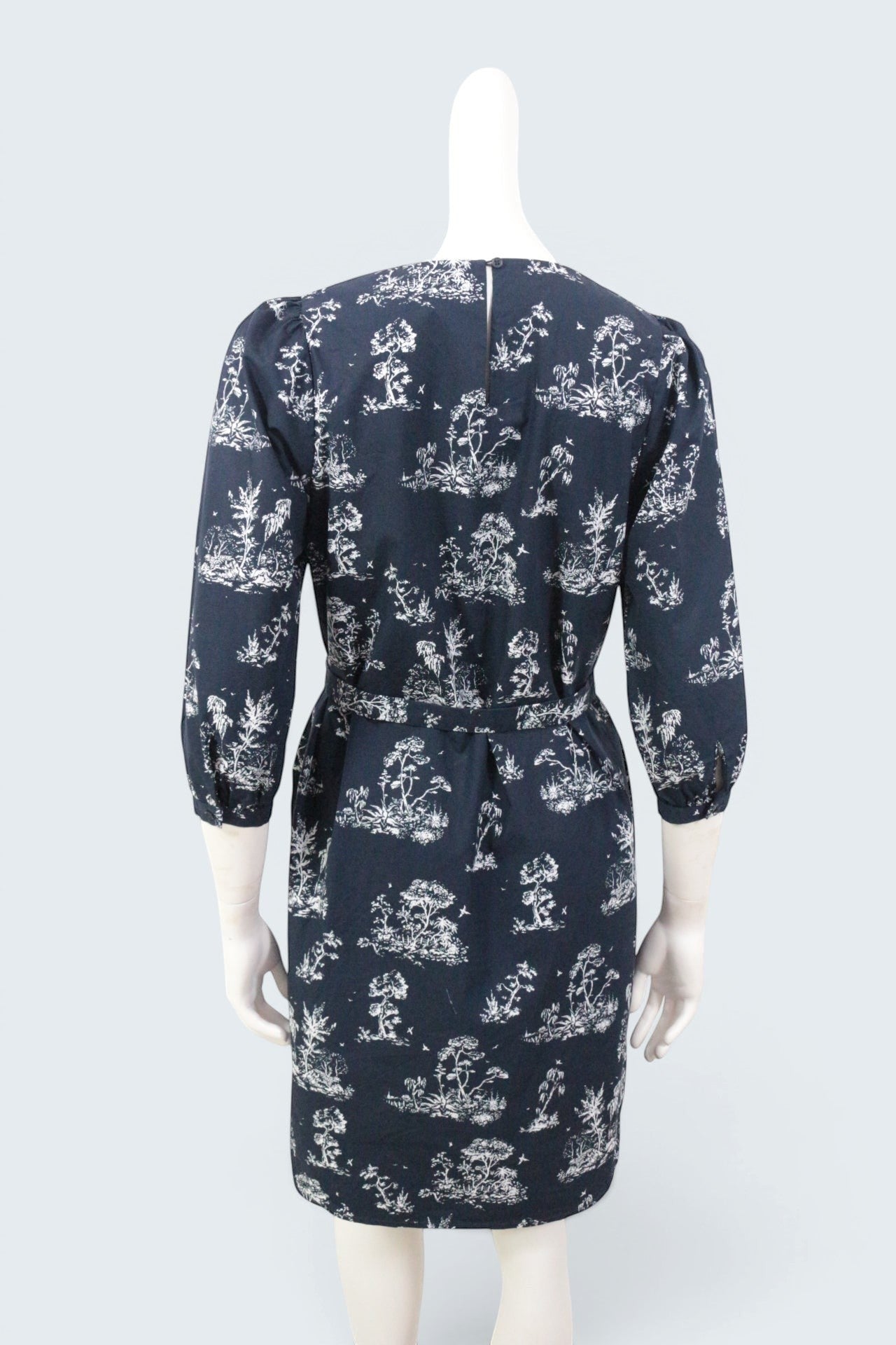 Robe Cyrillus en coton bleu marine et blanc, motif toile de Jouy, ceinture à la taille, manches 3/4. Frippindealz.