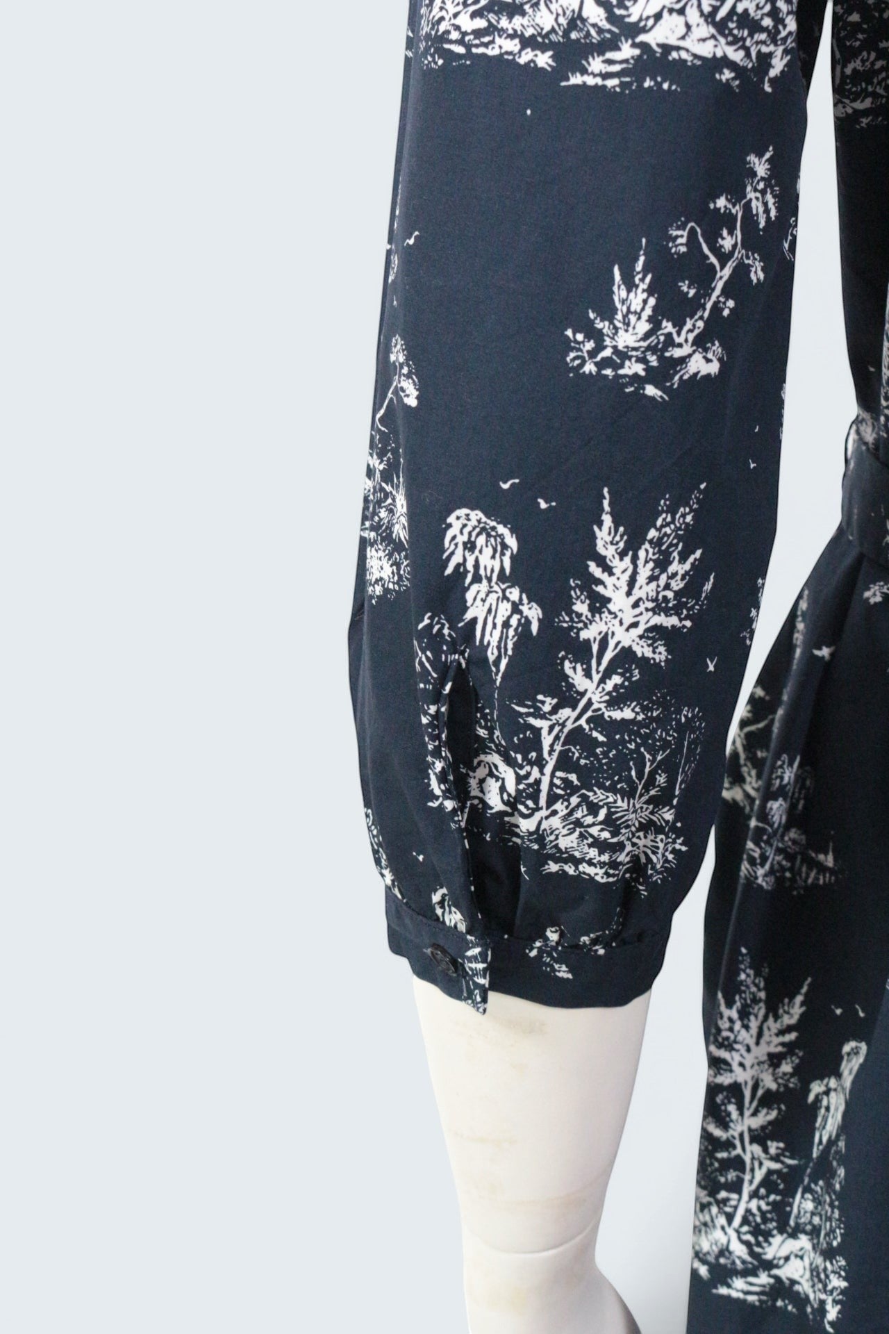 Frippindealz Robe en coton bleu marine avec imprimé toile de Jouy, ceinture à la taille, manches longues.