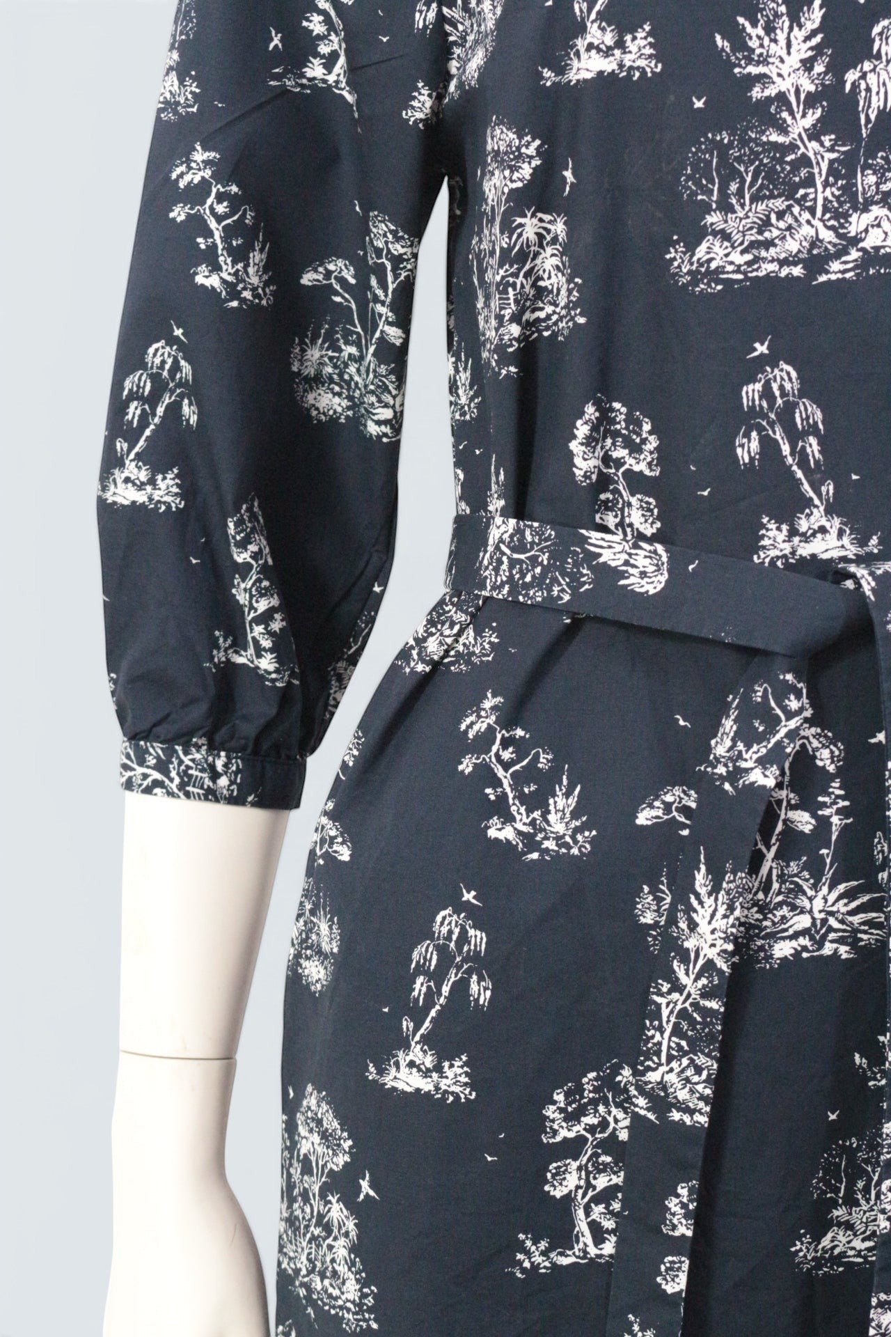 Frippindealz Robe en coton noir et blanc motif toile de Jouy avec ceinture à la taille.