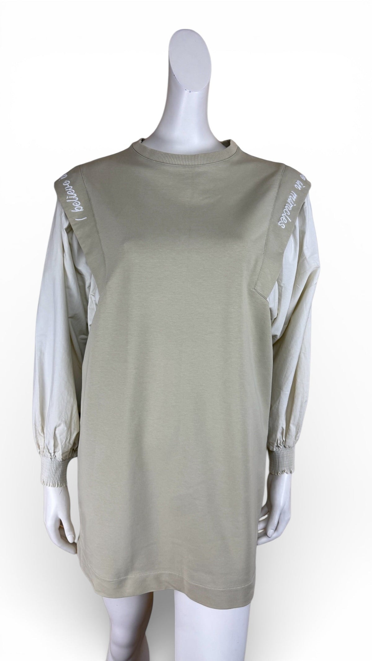 Robe courte beige Frippindealz en coton avec manches bouffantes et détails brodés sur les épaules