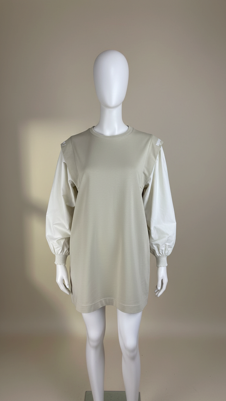 Robe courte Frippindealz beige en coton avec manches bouffantes contrastantes sur mannequin