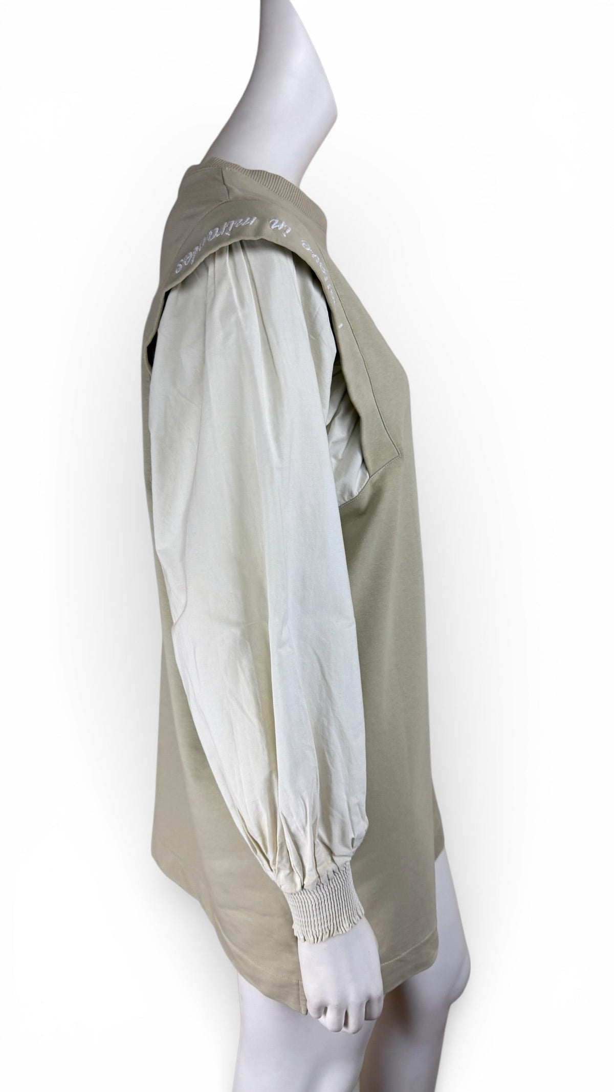 Robe courte beige Frippindealz en coton avec manches bouffantes et détails brodés sur l'épaule, vue de profil