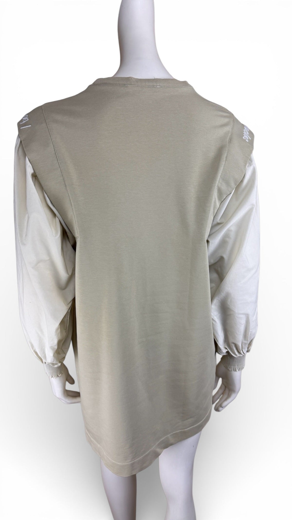 Vue arrière de la robe courte beige Frippindealz en coton avec manches bouffantes contrastantes