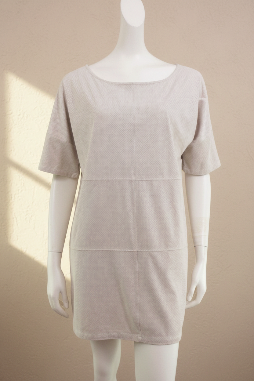 Robe courte beige Frippindealz en polyester effet daim avec texture perforée et manches courtes sur mannequin