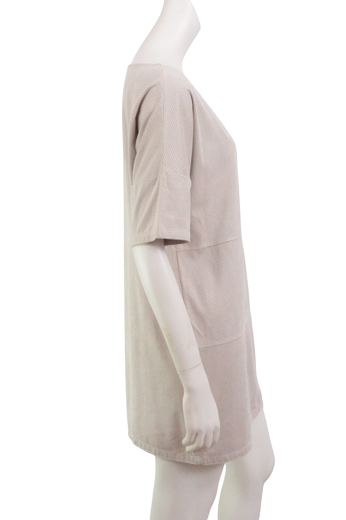 Robe courte beige Frippindealz Zara en polyester perforé effet daim sur mannequin