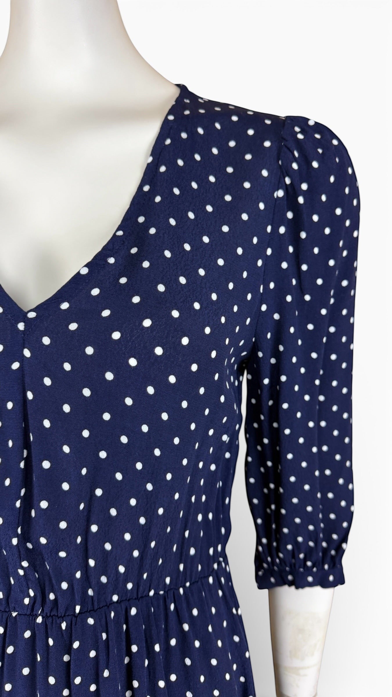 Frippindealz Robe courte bleu marine à pois blancs en viscose, col en V, manches courtes, taille XS.