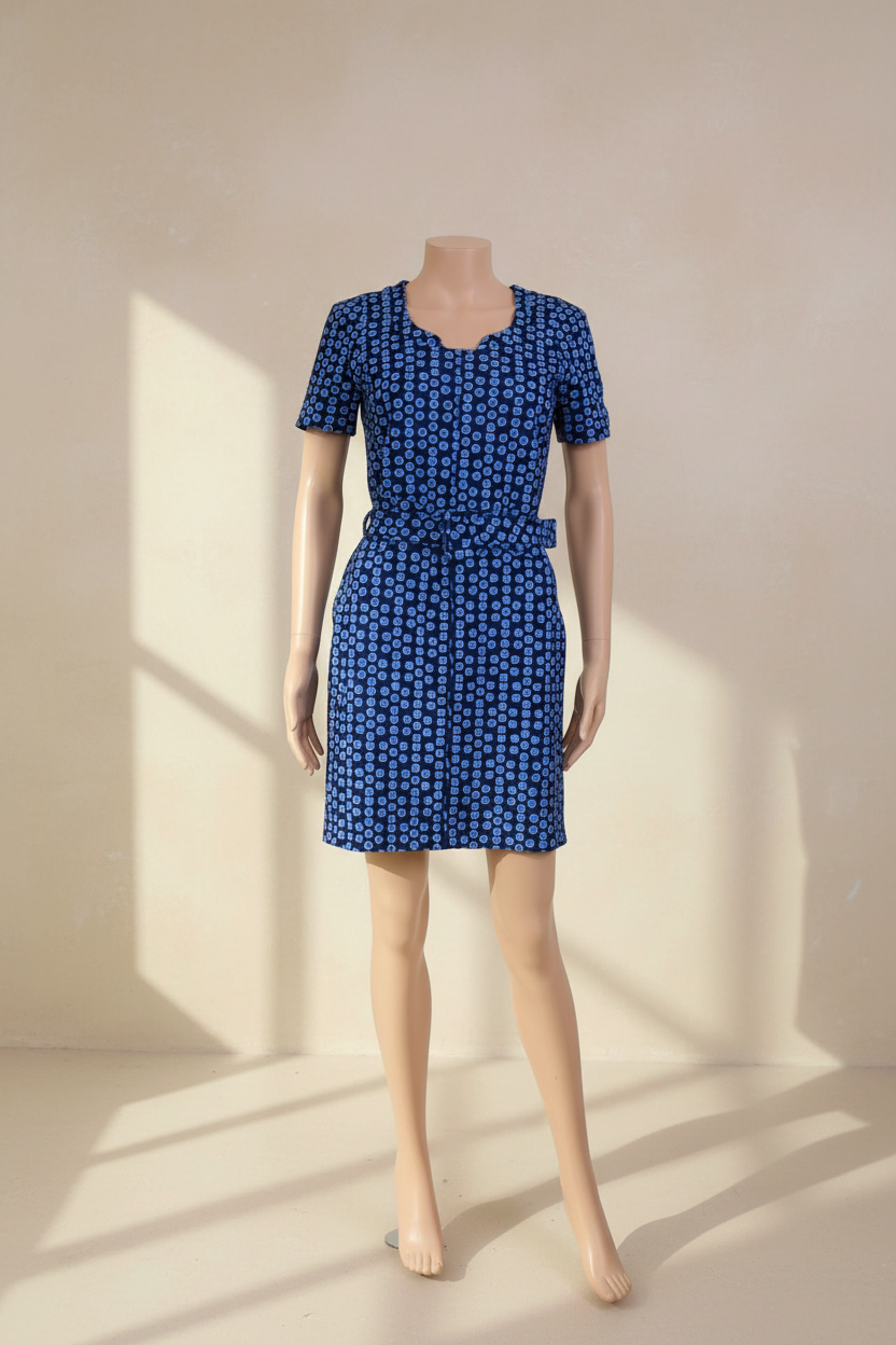 Robe courte bleue à pois Frippindealz en polyester avec ceinture assortie sur mannequin