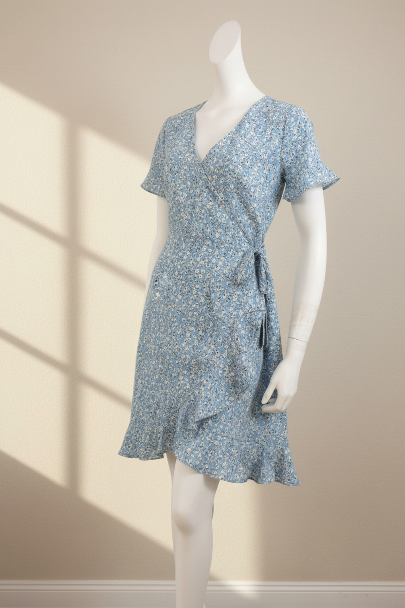 Robe courte cache-cœur Frippindealz bleu clair à imprimé floral blanc sur mannequin