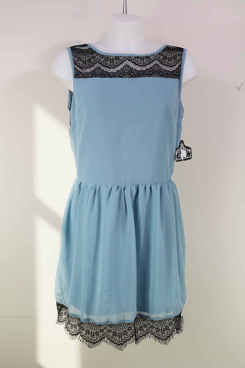 Robe courte Frippindealz bleu clair en mousseline avec empiècements en dentelle noire au col et à l'ourlet