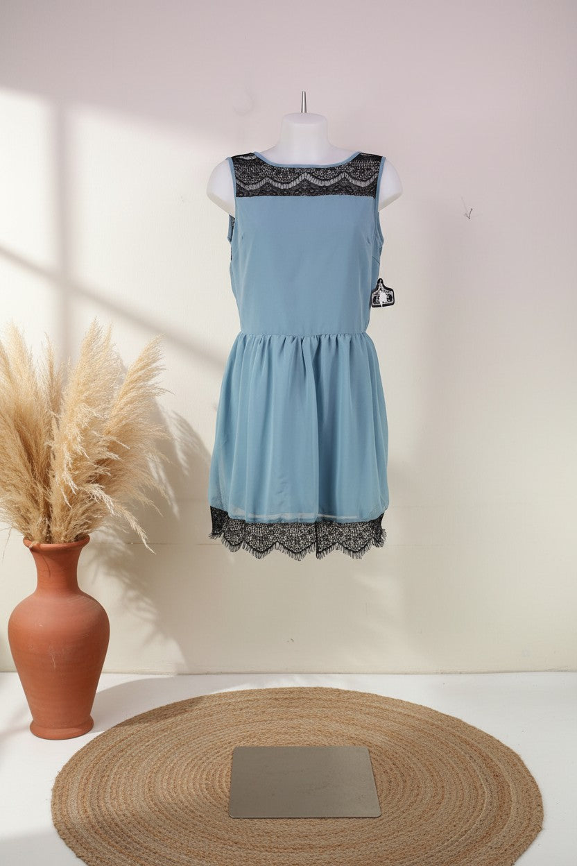 Robe courte Frippindealz bleu clair en mousseline avec empiècements en dentelle noire au col et à l'ourlet