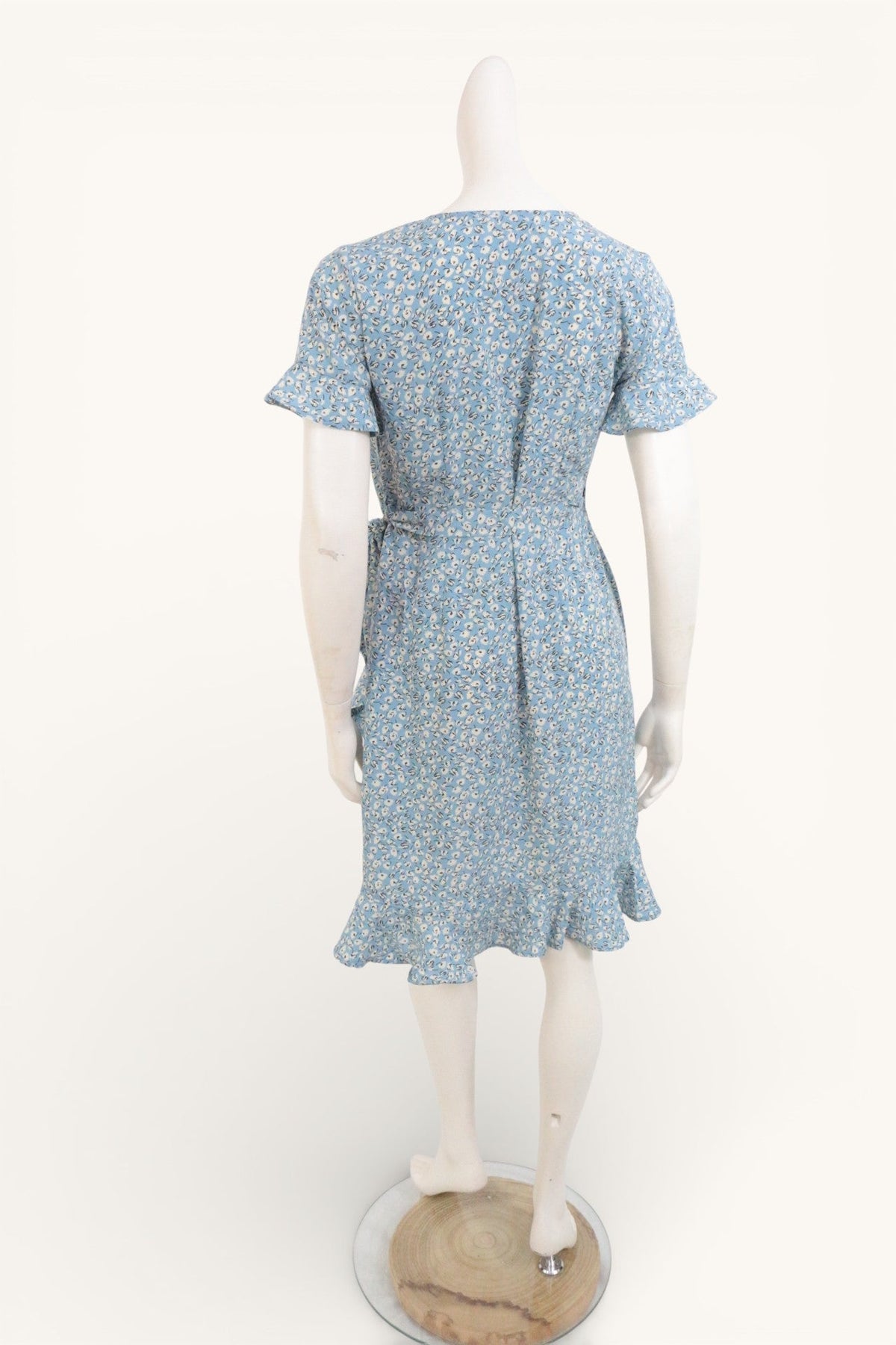 Robe courte Frippindealz bleu clair à imprimé floral blanc, coupe cache-cœur avec manches courtes et volants