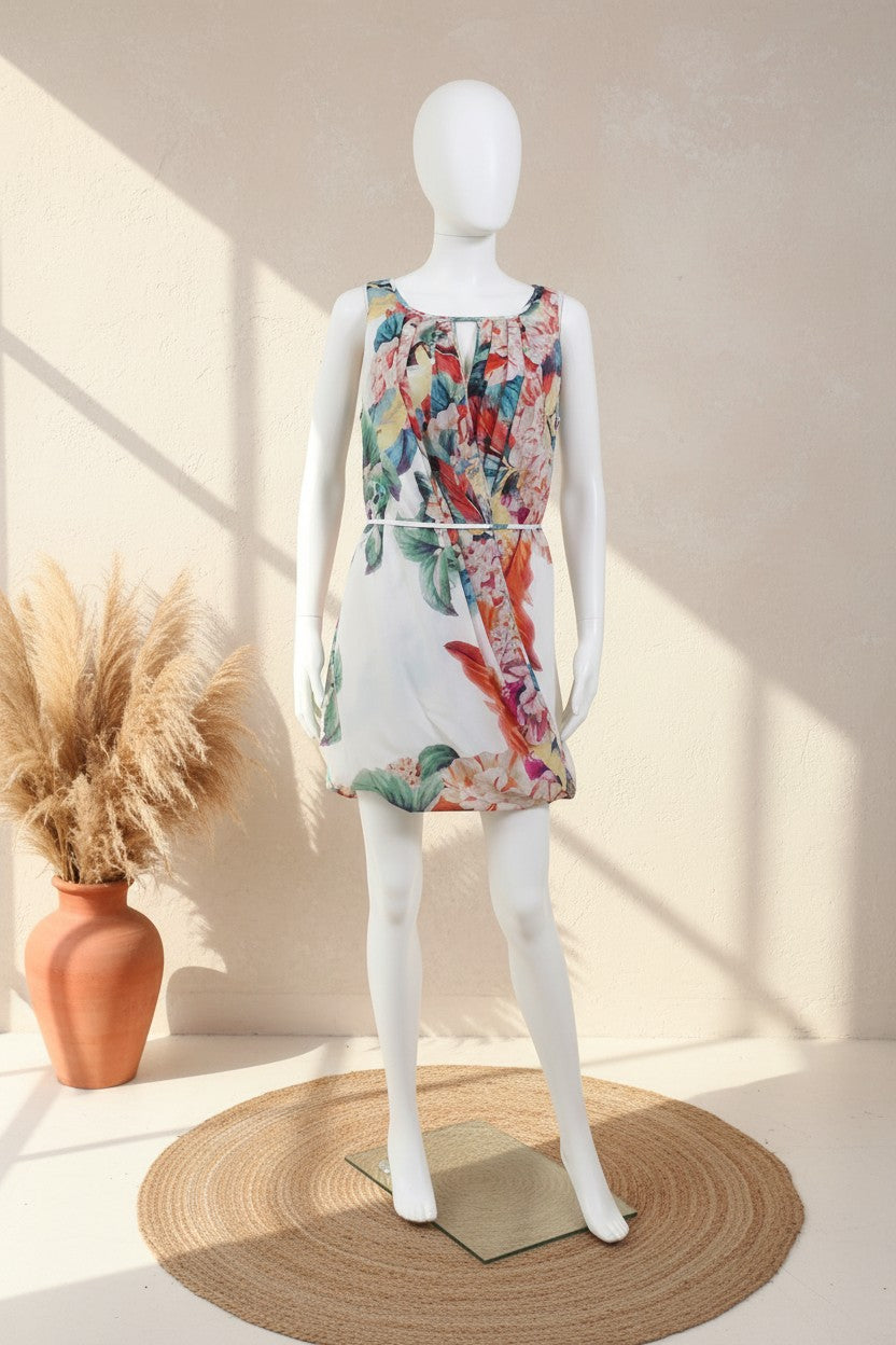Robe courte Frippindealz H&M blanche à imprimé floral tropical, sans manches avec ceinture fine et encolure goutte