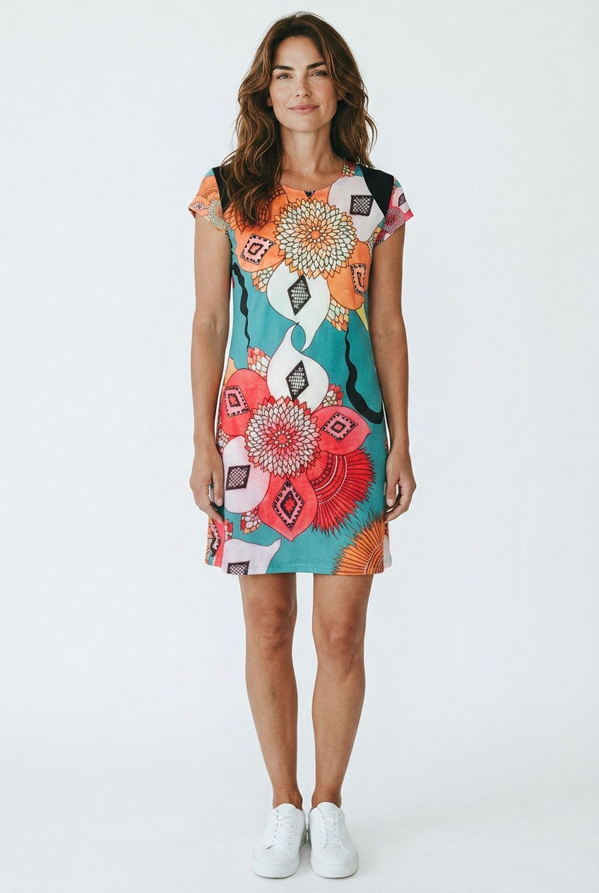 Femme portant une robe courte Frippindealz en polyester à motifs floraux multicolores éclatants sur fond turquoise