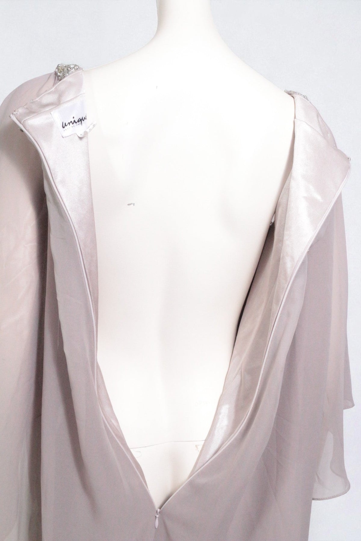 Robe courte Frippindealz grise en polyester avec col scintillant et dos ouvert sur mannequin