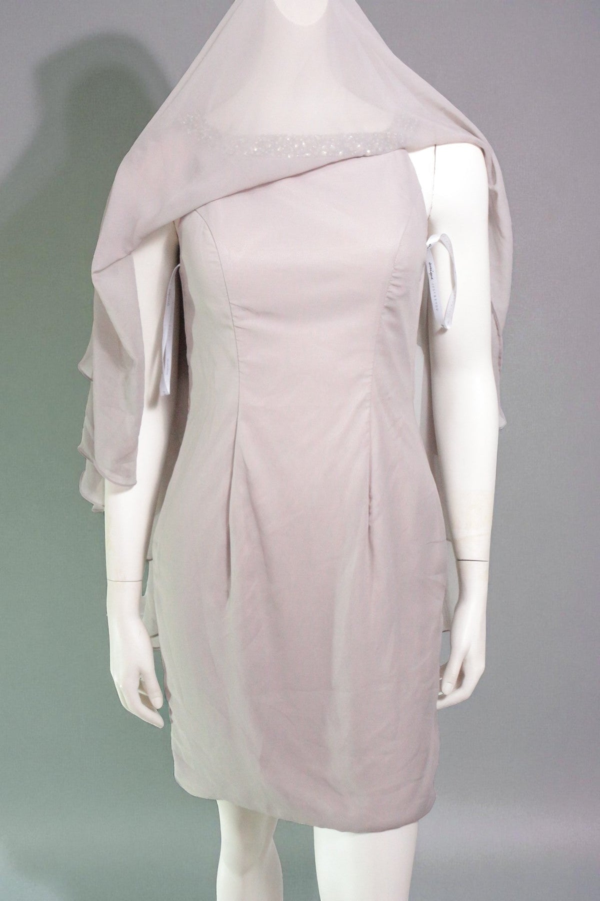 Robe courte grise Frippindealz en polyester avec étole intégrée et détails scintillants au col sur mannequin