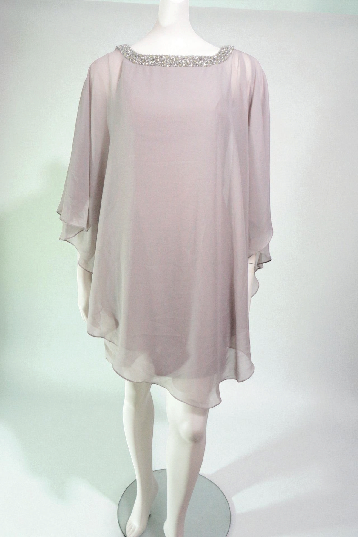 Robe courte Frippindealz grise en polyester avec col orné de détails scintillants et coupe fluide bohème