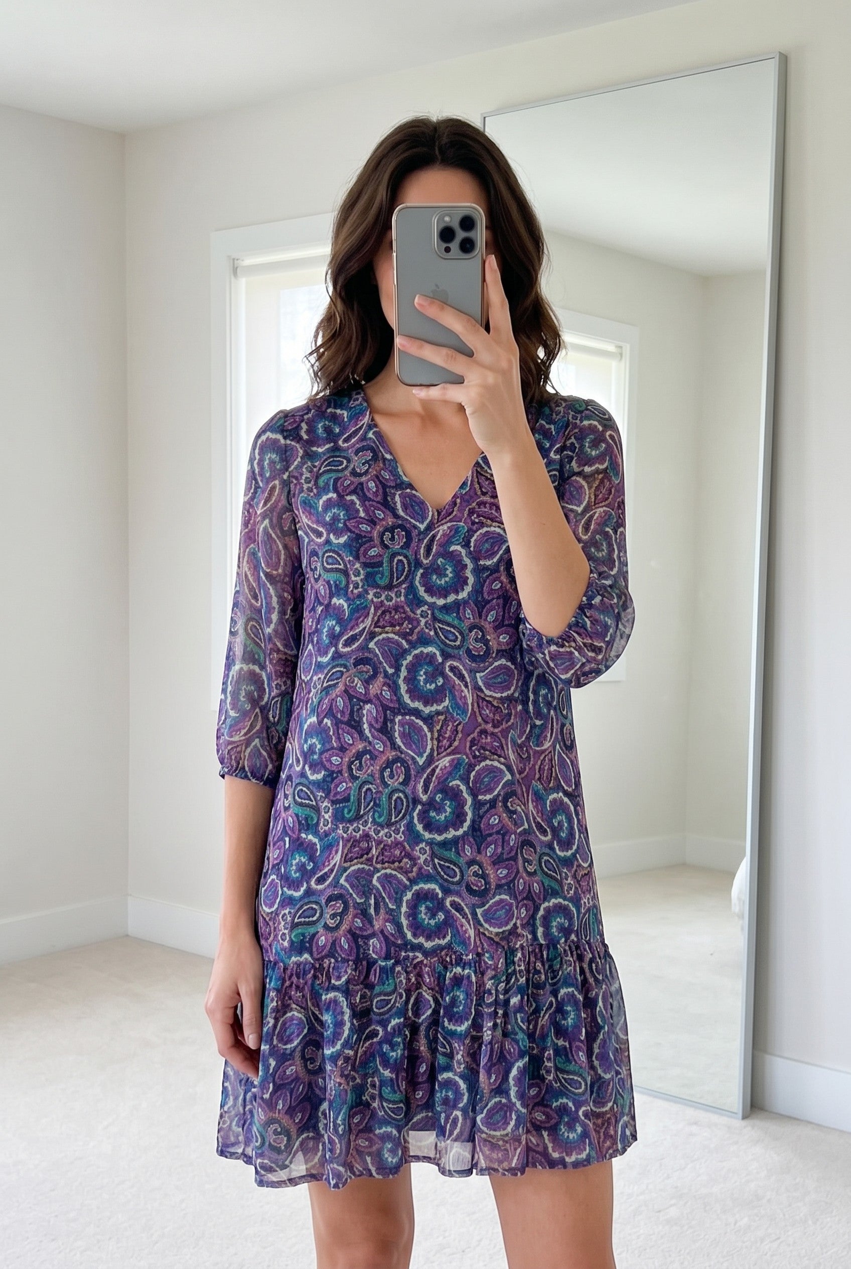 Frippindealz Robe courte évasée en polyester violet et bleu avec un imprimé cachemire, manches 3/4 et volant.