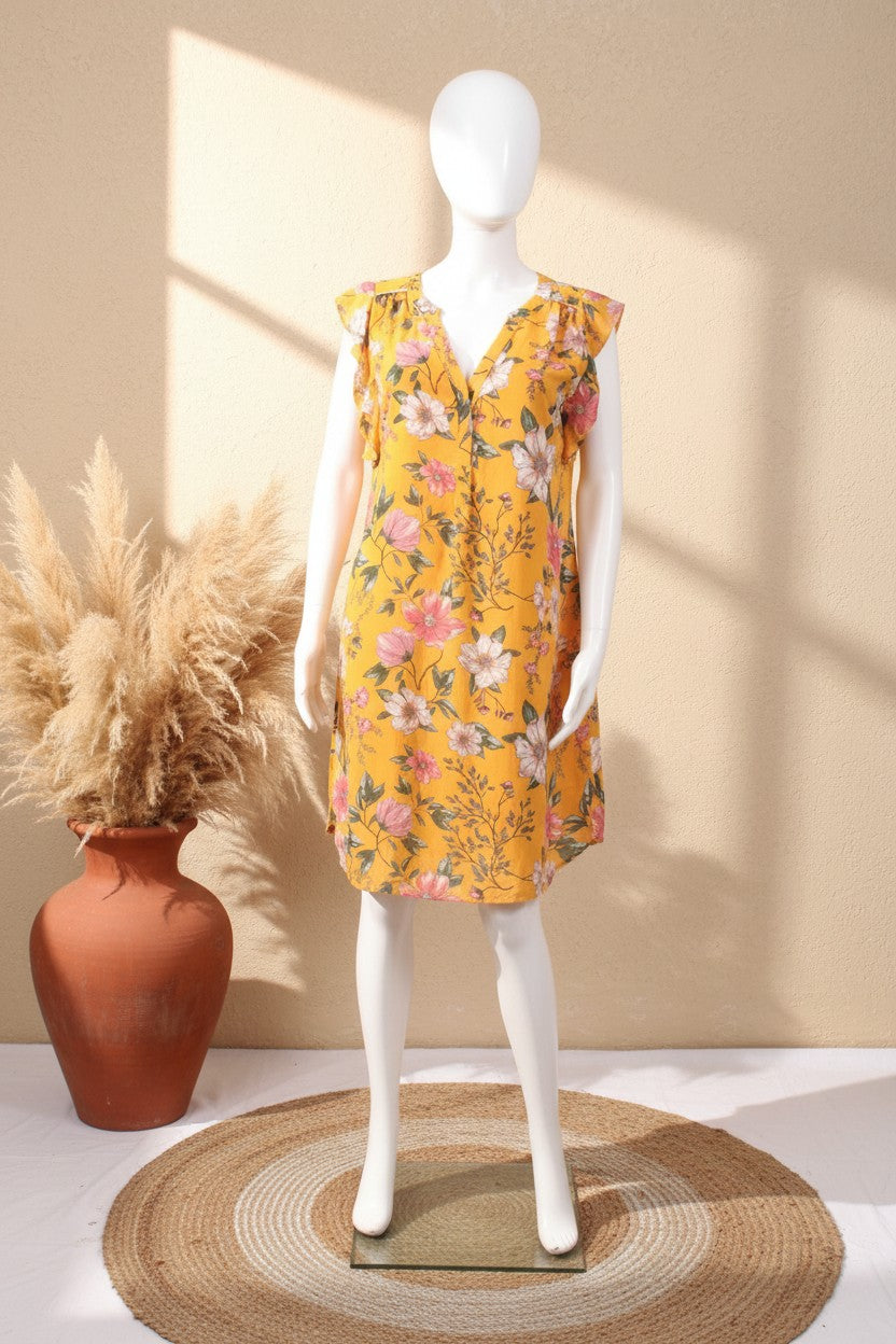 Robe courte Frippindealz Lola Liza jaune à imprimé floral, col en V et manches à volants sur mannequin