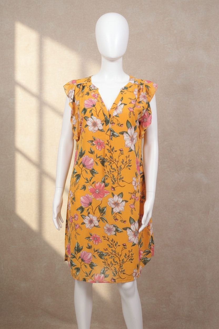 Robe courte Frippindealz Lola Liza jaune à imprimé floral, col en V et manches à volants sur mannequin