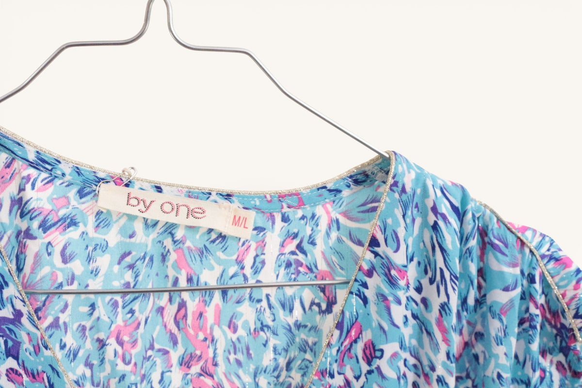 Robe courte Frippindealz By one en polyester blanc avec motif abstrait bleu et rose et détails dorés