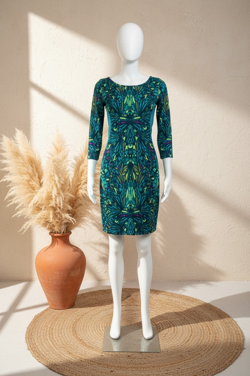Robe courte moulante Frippindealz M by Mosquitos à motif graphique vert et bleu avec manches 3/4 sur mannequin