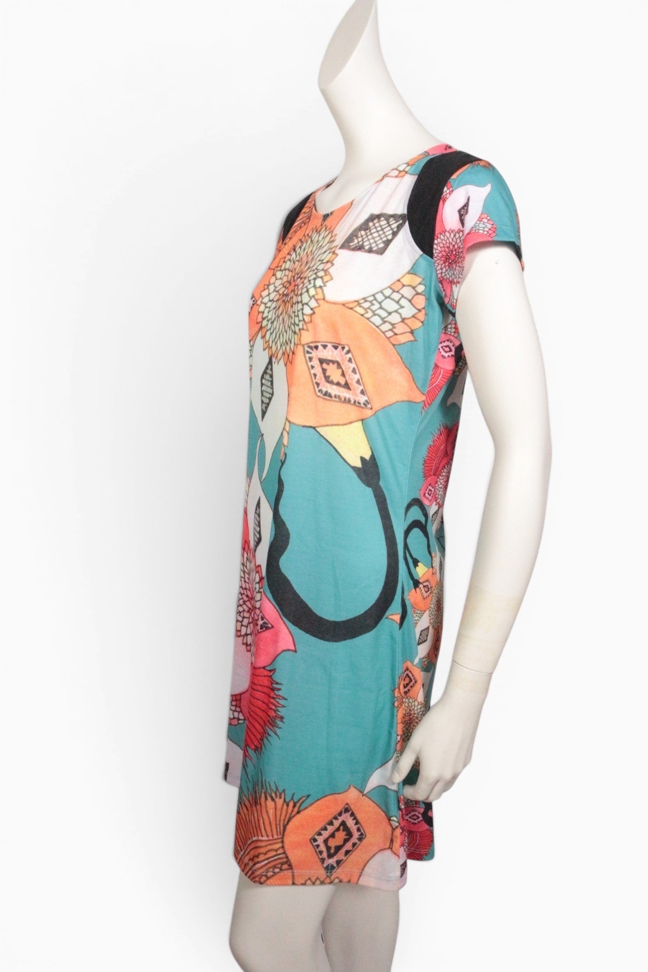 Robe courte Frippindealz en polyester multicolore avec motif floral abstrait et manches courtes sur mannequin
