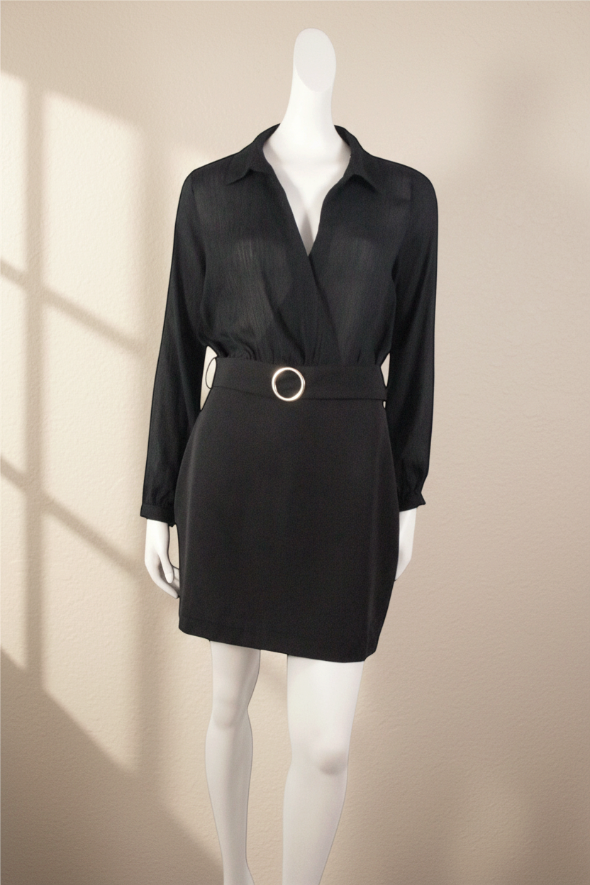 Robe courte noire Frippindealz avec col chemise, manches longues et ceinture à boucle ronde sur mannequin