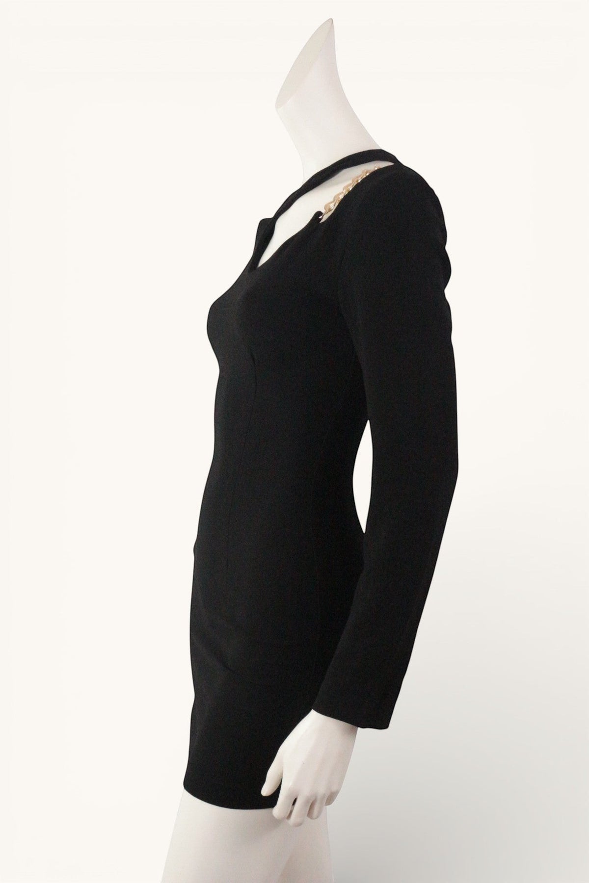 Robe courte noire Zara Frippindealz avec détails de chaîne dorée au col, vue de profil sur mannequin