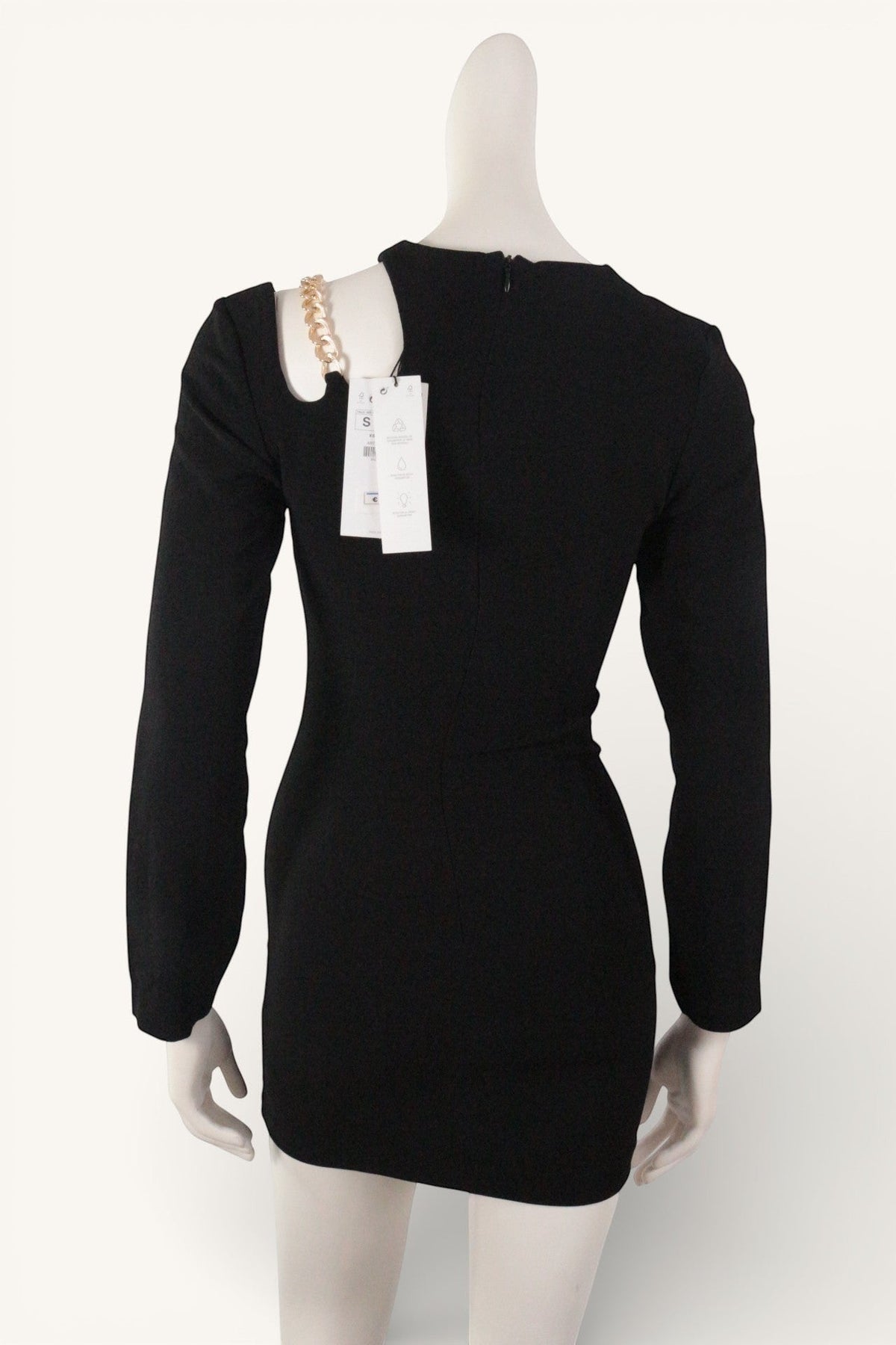 Robe courte noire Frippindealz Zara avec détail de chaîne dorée à l'épaule, vue de dos sur mannequin.
