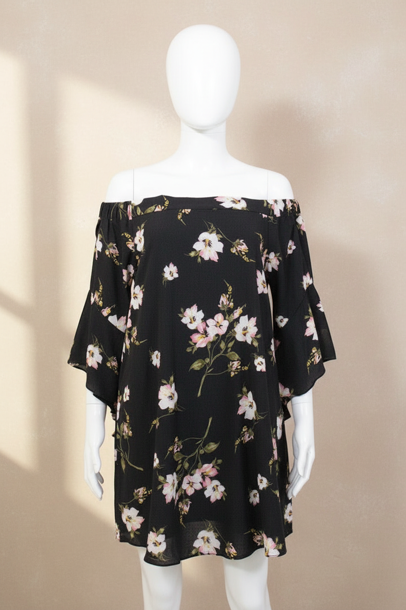 Robe courte Frippindealz Bisou's Project noire à fleurs, col bateau épaules dénudées et manches à volants en polyester