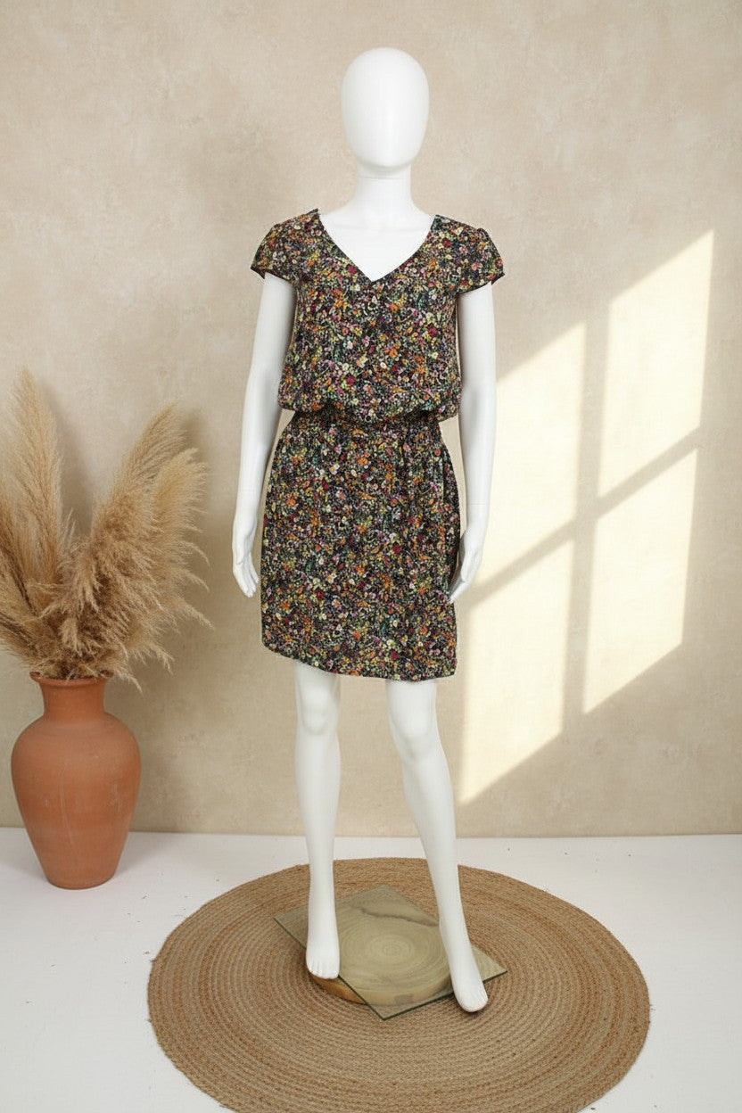 Robe courte Frippindealz Cache Cache noire à motif floral, col V et manches courtes sur mannequin