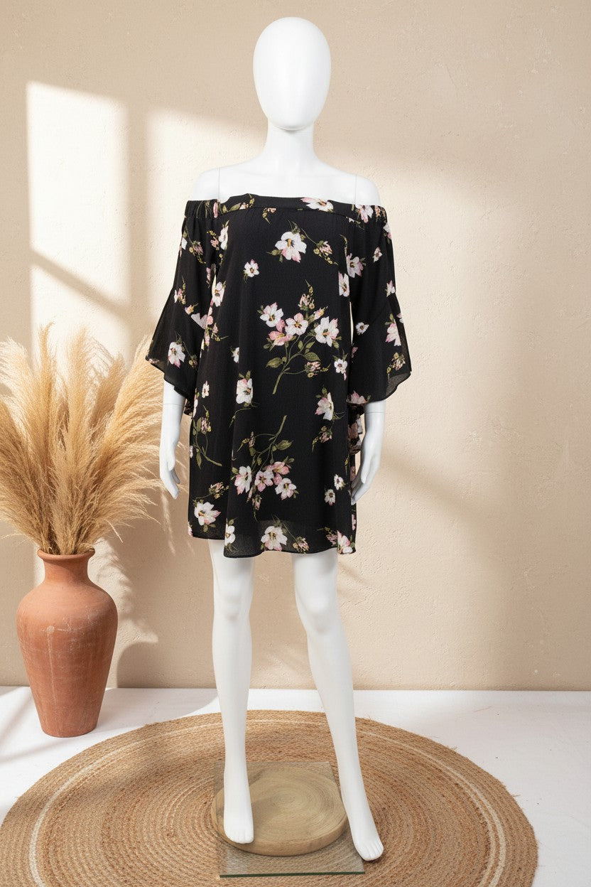 Robe courte Frippindealz Bisou's Project noire à fleurs avec col bateau élastiqué et manches évasées à volants